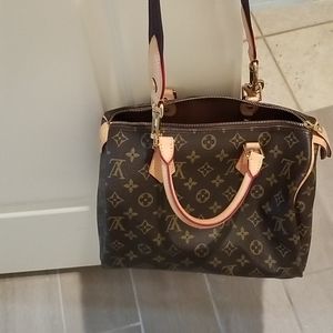 Imitation Louis Vuitton handbag w/crossbody strap